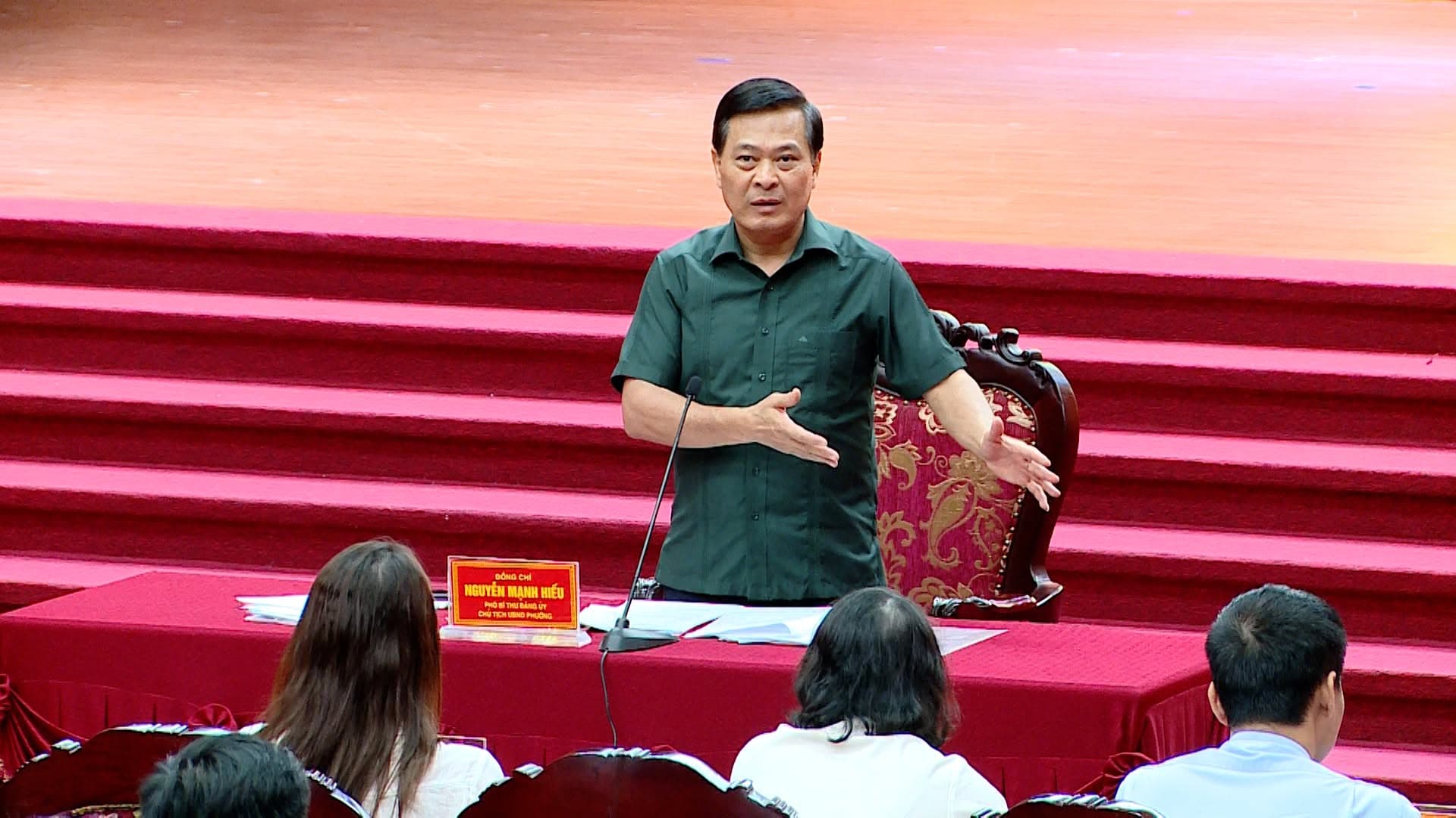 Chủ tịch UBND phường Nguyễn Mạnh Hiếu gặp mặt, trao đổi với các tiểu thương chợ Đọ Xá